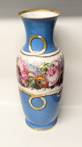 GRAND VASE de forme balustre en porcelaine...