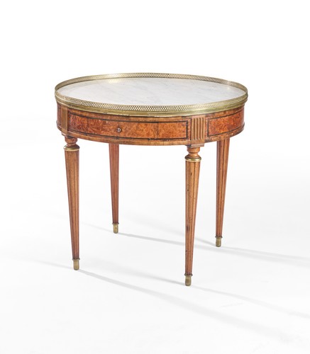 TABLE BOUILLOTTE en acajou et placage d'acajou...