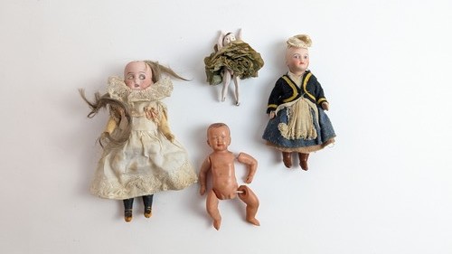 QUATRE PETITES POUPÉES type mignonettes,...