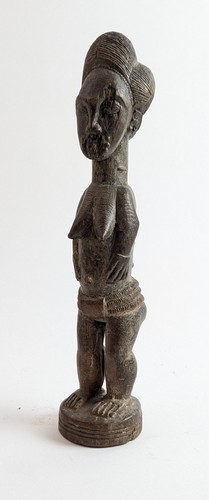 STATUETTE féminine à la belle coiffe tressée...