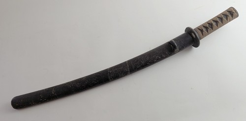 WAKISASHI avec son tsuba en fer à décor de...