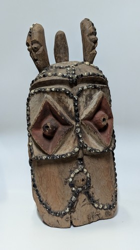 MASQUE HEAUME à visage double aux yeux contournés...