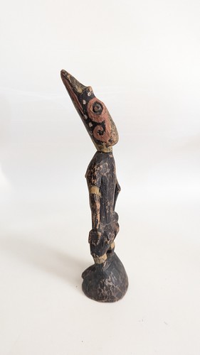 STATUETTE polychrome représentant un homme-oiseau...
