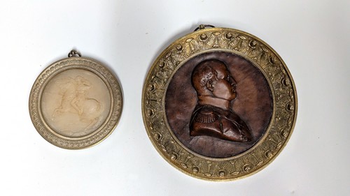 [NAPOLEON] - DEUX MEDAILLONS représentant...