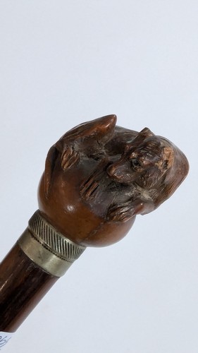 CANNE en bois à pommeau "Bouton" zoomorphe...