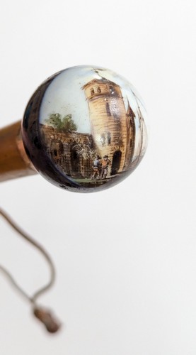 CANNE en bois teinté à pommeau de type "Milord"...