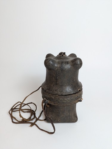 BOÎTE A POUDRE à couvercle encastré de forme...