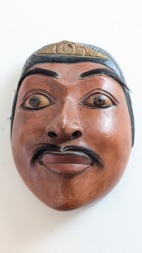 MASQUE en bois sculpté polychrome à décor...