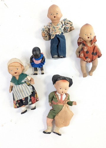 QUATRE BÉBÉS en terre de pipe avec costume...