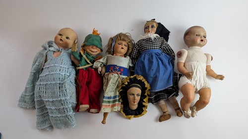 SIX POUPÉES diverses en composition ou tissus,...