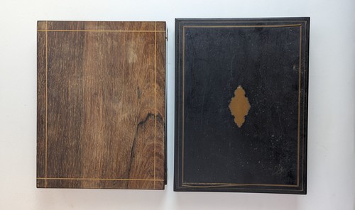DEUX BOÎTES DE JETONS, une en bois noirci,...