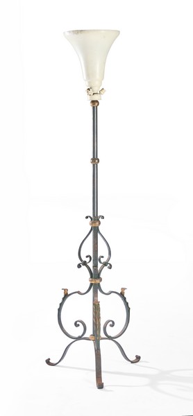 LAMPADAIRE tripode en fer forgé à fût annelé...