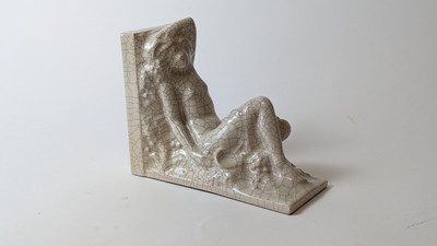 SERRE-LIVRE en faïence craquelée blanc, figurant...