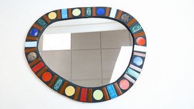 MIROIR de forme libre à cadre en céramique...