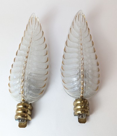 PAIRE D'APPLIQUES en verre moulé pressé granulé,...