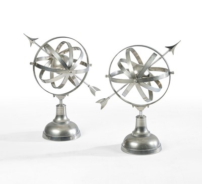 PAIRE DE SPHERES ARMILLAIRES en métal argenté...