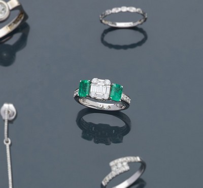 BAGUE en or gris (750) ornée de deux émeraudes...