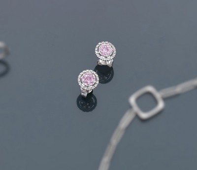 PAIRE DE CLOUS D'OREILLES en or gris (750)...