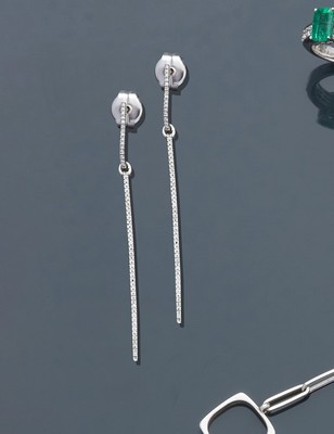 PAIRE DE PENDANTS D'OREILLES en or gris (750)...