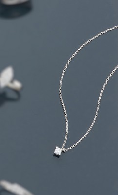 DIAMANT solitaire 0,18 ct monté sur cube...