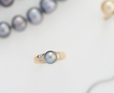 BAGUE en or (750) centrée d'une perle de...