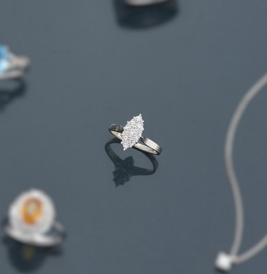 BAGUE marquise en or gris (750) et pavage...