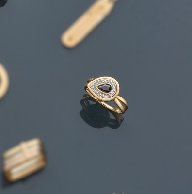 BAGUE en or (750) à plateau de forme "goutte"...
