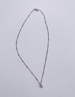 PENDENTIF carré en or gris (750) et diamant...