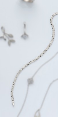 BRACELET en argent (925) formé de mailles...