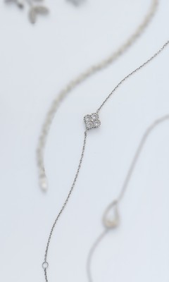 BRACELET en argent (925) orné d'une fleur...