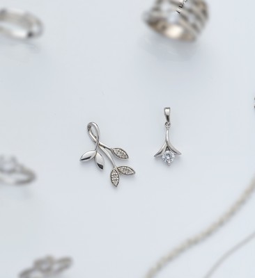 DEUX PENDENTIFS en argent (925), l'un en...