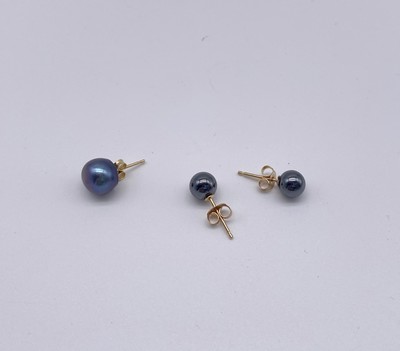 PAIRE DE BOUCLES D'OREILLES en or (750) ornées...