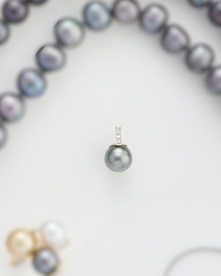 PENDENTIF en or gris (750) orné de petits...