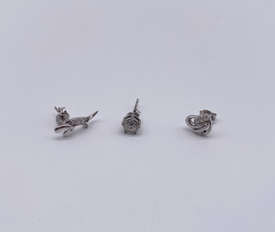 TROIS BOUCLES D'OREILLES dépareillées en...