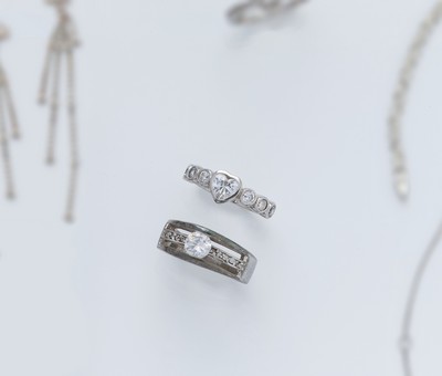 DEUX BAGUES en argent (925), l'une à trois...