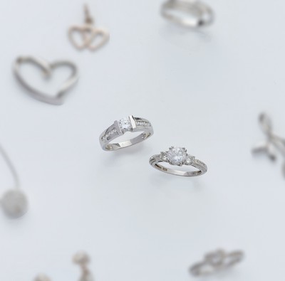 DEUX BAGUES en argent (925), l'une ornée...