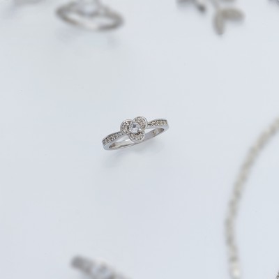 BAGUE en argent (925) ornée d'un trèfle serti...