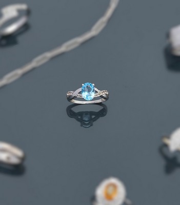 BAGUE en or gris (375) ornée d'une topaze...