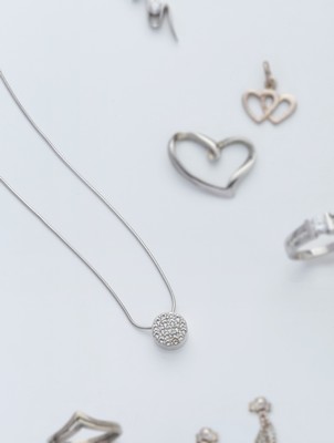 COLLIER en argent (925) orné d'un pendentif...