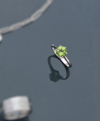 BAGUE en or gris (375) ornée d'un péridot...