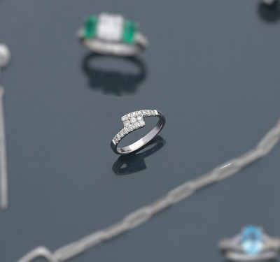 BAGUE en or gris (375) formée de deux branches...