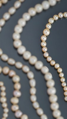 COLLIER DE PERLES de culture. Fermoir ancien...