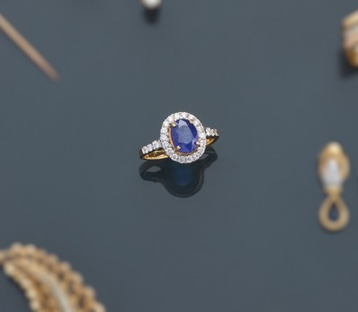 BAGUE en or (750) ornée d'un saphir taille...