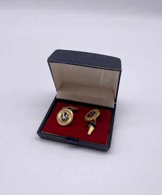 PAIRE DE BOUTONS DE MANCHETTES en métal doré,...