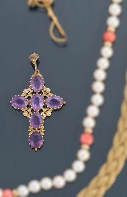 PENDENTIF croix en or (750) deux tons à décor...