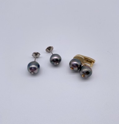 PAIRE DE CLOUS D'OREILLES en or gris (750)...