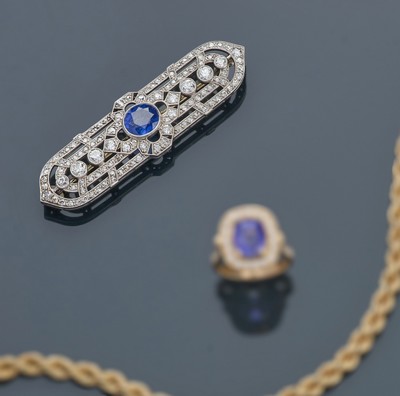 BROCHE en platine (850) centrée d'un saphir...