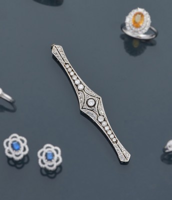 BROCHE en or gris (750) sertie en son centre...