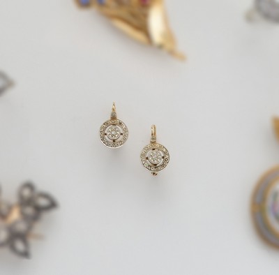 PAIRE DE CRÉOLES en or (750) et argent (950)...