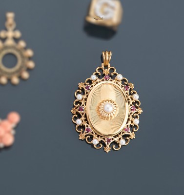 PENDENTIF souvenir en or (750), de forme...